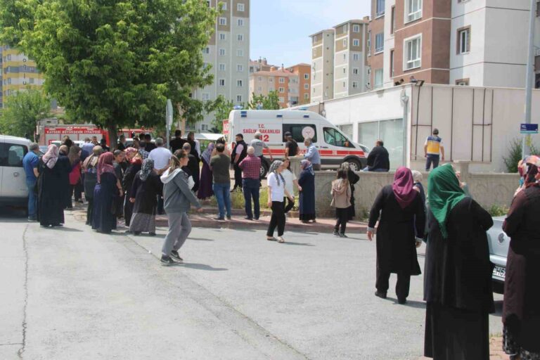 Çocuğunu kurtarmak isteyen anne kucağındaki çocuğu ile 13. kattan düştü: 3 ölü