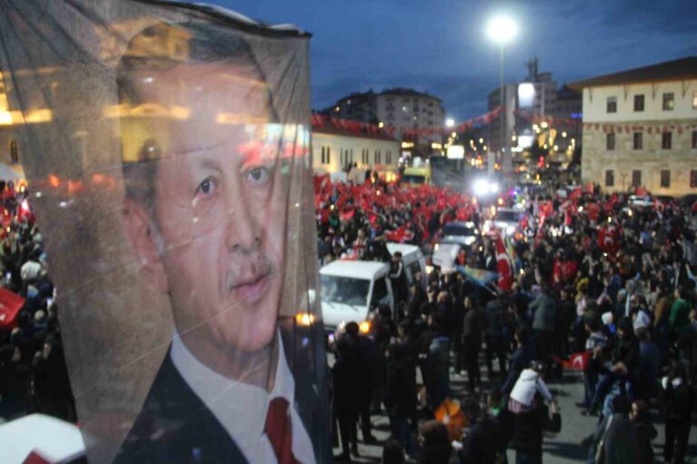 Sivas’ta vatandaşlar meydanlara akın etti