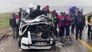 Sivas’ta servis aracı ile tır çarpıştı: 4 ölü, 1’i ağır 3 yaralı