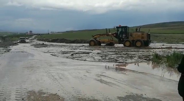 Gemerek’te sel yolu ulaşıma kapattı