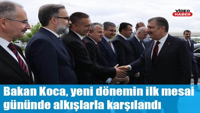Bakan Koca, yeni dönemin ilk mesai gününde alkışlarla karşılandı