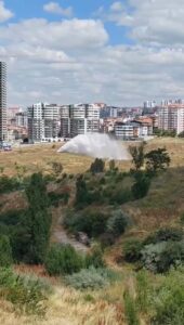 Başkent’te boru patladı, su metrelerce yükseğe fışkırdı