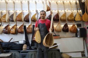 Sivas’ın en genç saz ustası, dede mesleğini sürdürüyor