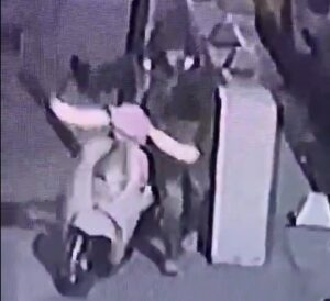 Park halindeki motosikleti önce incelediler sonra çaldılar