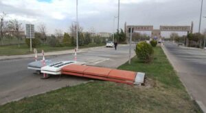 Aksaray’da şiddetli fırtına ağaçları söktü, tabelaları devirdi, çatıları uçurdu