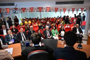 Çocuk Meclisi üyeleri mazbatalarını Mansur Yavaş’tan aldı