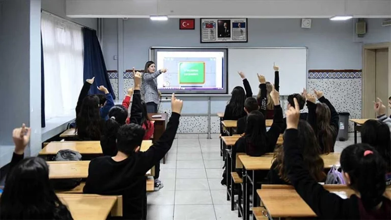 AYŞE AVCI: “YENİ MÜFREDATI REDDEDİYORUZ”