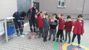 Okullara çöp kovası ve bank yerleştiriliyor