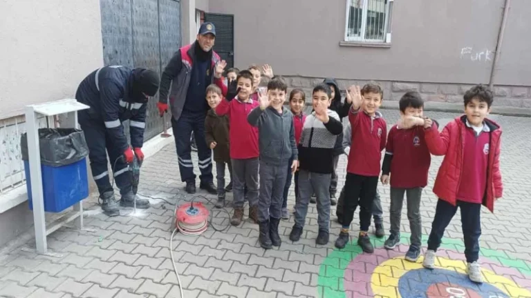 Okullara çöp kovası ve bank yerleştiriliyor
