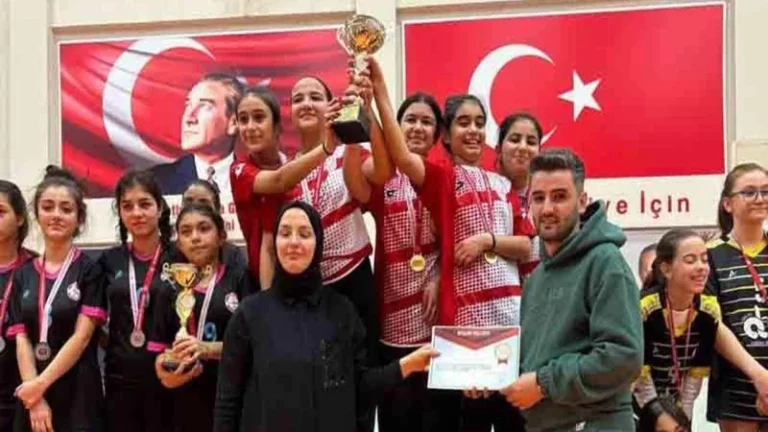 Yıldız kızlar badmintonda yarıştı