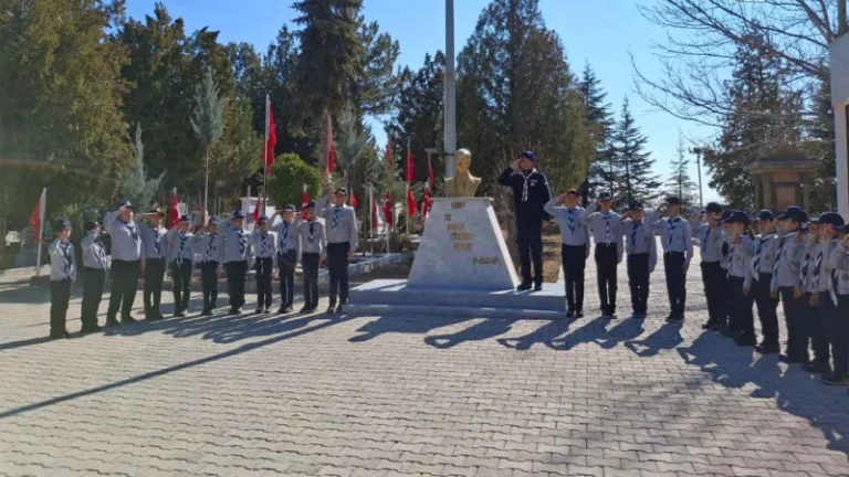 Yavru Kurt İzci Grubu, şehitleri ziyaret etti