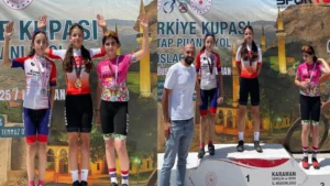 Azra Tamdemir Türkiye Kupası yol yarışında ikinci oldu
