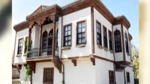 Pehlivanlı’nın eserleri, doğduğu evde sergileniyor