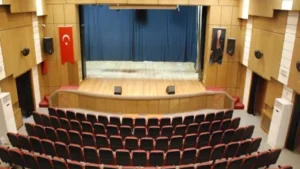 Kültürsüzlüğün bu kadarı! Sahnemiz var, perdemiz arızalı!  Yıllardır bitmeyen tadilat!