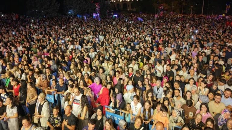 Kırıkkale’de rengarenk konserle bayram coşkusu