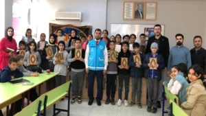 Kur’an-ı Kerim dersini seçen öğrencilere hediye