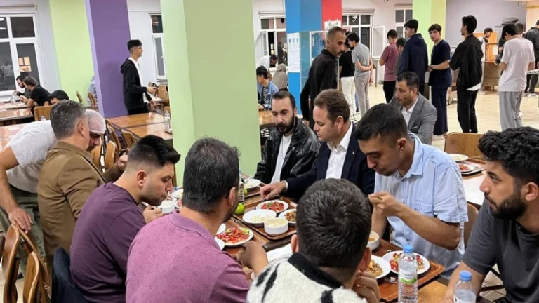 Öğrencilerle akşam yemeği buluşması