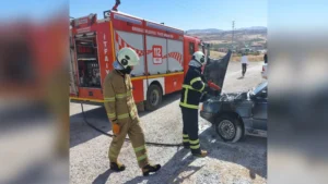 Osmangazi Mahallesi’nde yanan aracı itfaiye söndürdü!