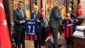 Devlet Bahçeli’ye Kırıkkale FK forma hediyesi