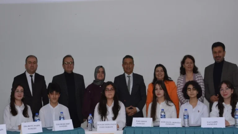 Lise öğrencileri anlattı davetliler dikkatle dinledi