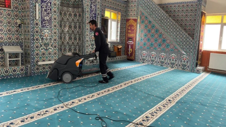 İbadethanelerde temizlik çalışmaları sürüyor