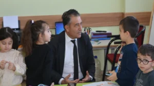 Minikler dersi Milli Eğitim Müdüründen dinledi