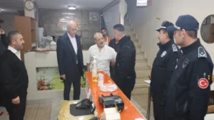 Zabıta ekiplerinden gece baskını! Tek tek incelediler