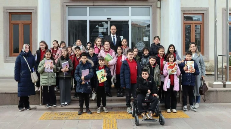 Minik Öğrencilerden Müftülük ve Nur Camii’ne anlamlı ziyaret