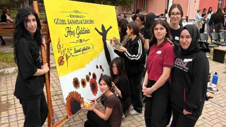 Güzel Sanatlar Lisesi sanatçılara taş çıkardı