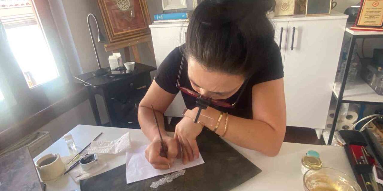 yuzyillardir-saraylari-susleyen-tezhip-sanati,-altinin-incelikli-zarafetiyle-gunumuzde-de-yasatiliyor