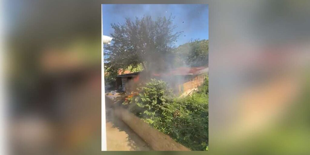 Tarlada çıkan örtü yangını ahırı kullanılmaz hale getirdi