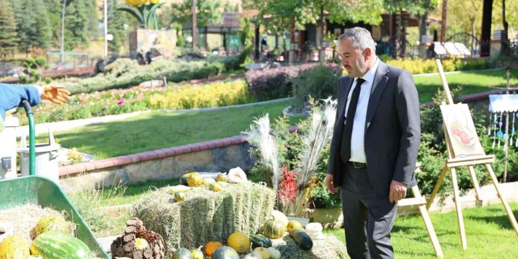Ata Bahçesi’nde yetiştirilen sebzeler ve meyveler hasat edildi