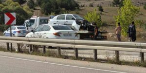 Kastamonu’da elektrik direğine çarpan otomobil hurdaya döndü