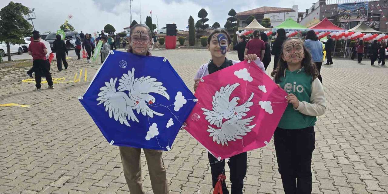 cocuklar-ucurtmalarini-umuda-dogru-ucurdu