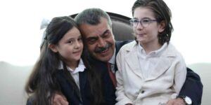 Cumhurbaşkanı Erdoğan ile şarkı söyleyen minik müzisyenlerden Bakan Tekin’e ziyaret