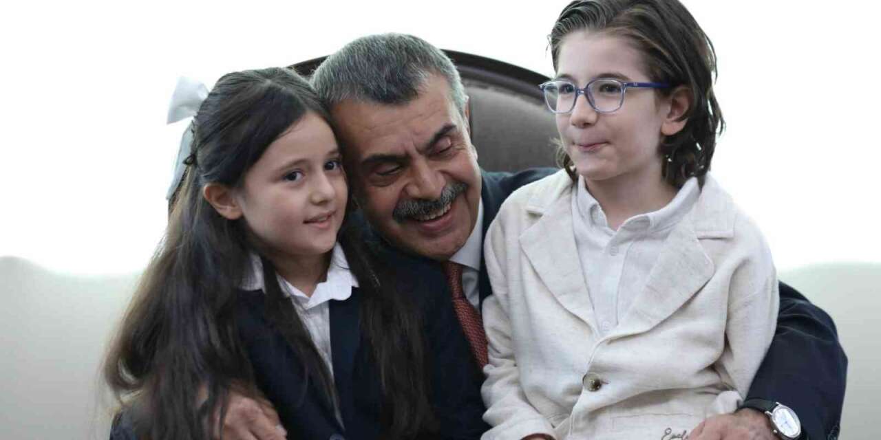 cumhurbaskani-erdogan-ile-sarki-soyleyen-minik-muzisyenlerden-bakan-tekin’e-ziyaret