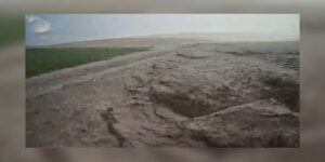 Sağanak yağış sele dönüştü, tır yan yattı