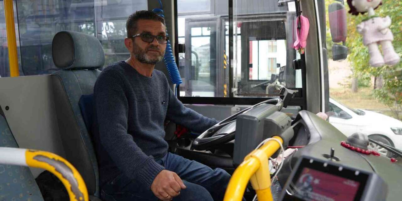 halk-otobusunde-unutulan-para-dolu-canta-sahibine-teslim-edildi