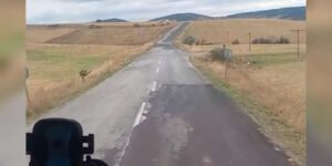 Yol durumunu ve kazaları anlatırken kazaya tanıklık etti