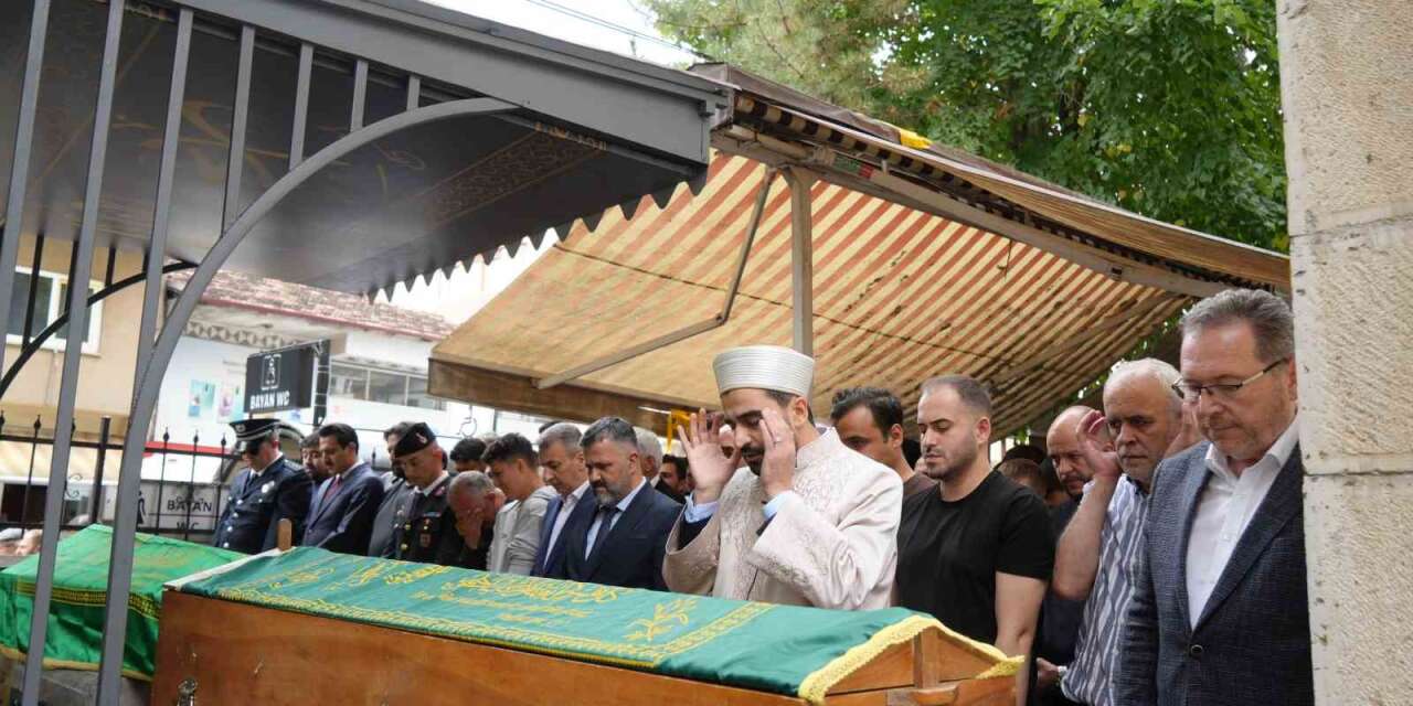 silahli-saldirida-olen-kuyumcu-toptancisi-memleketinde-topraga-verildi