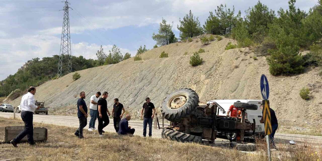 kastamonu’da-hafif-ticari-arac-ile-traktor-carpisti:-1-yarali