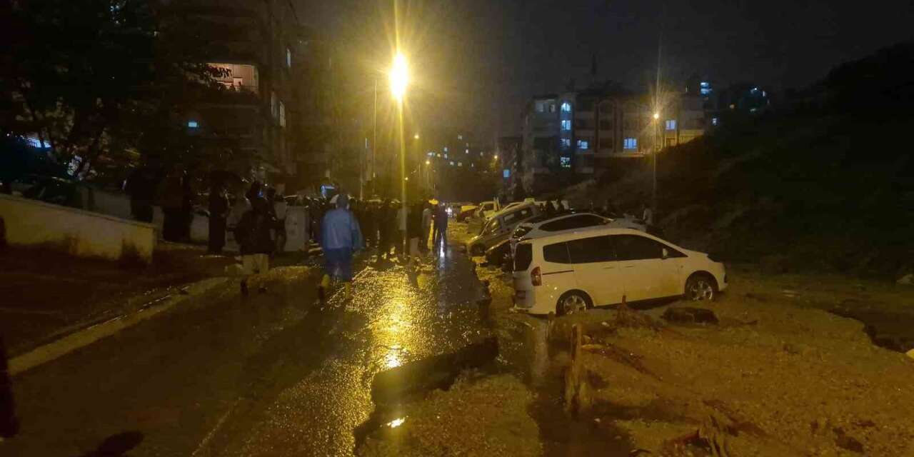 yol-coktu,-onlarca-arac-mahsur-kaldi