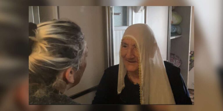 Komşularının ulaşamadığı yaşlı kadın koltuğun üzerinde uyurken bulundu