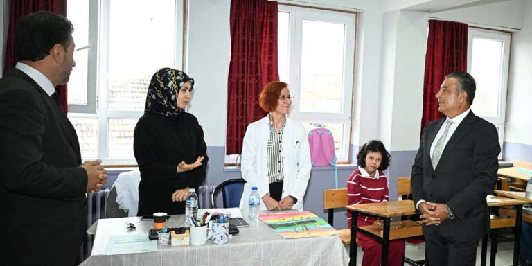 Sınıflara sürpriz ziyaret! Öğrencilerin ilgisi dikkat çekti
