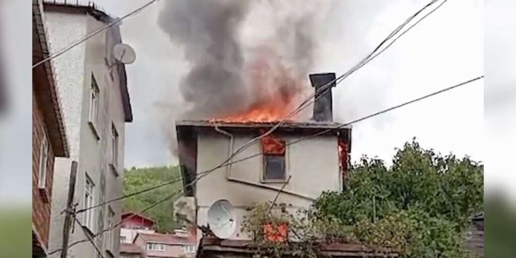 Kastamonu’da iki katlı ev alev alev yandı
