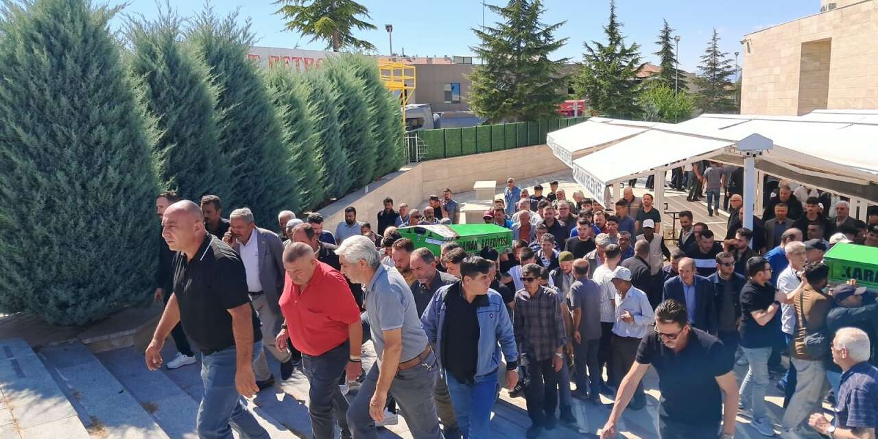 evlerinde-olu-bulunan-kari-koca-topraga-verildi