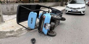 Hafif ticari araç ile elektrikli motosiklet çarpıştı: 1’i çocuk 2 yaralı