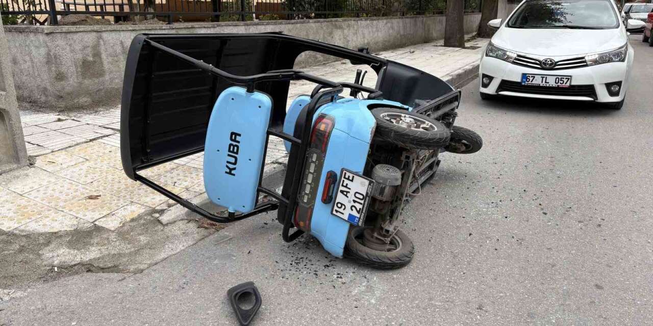 hafif-ticari-arac-ile-elektrikli-motosiklet-carpisti:-1’i-cocuk-2-yarali