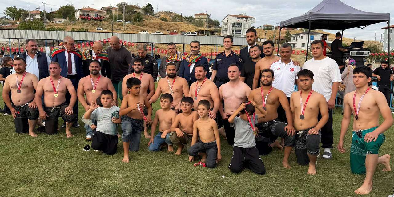 karakecili’de-ertugrul-gazi-coskusu:-32.-senlik-renkli-goruntulere-sahne-oldu
