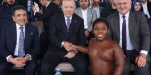 Cumhurbaşkanı Erdoğan’ın sohbet ettiği Tanzanyalı minik güreşçi, o anları anlattı